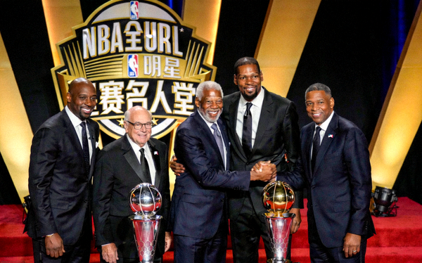 NBA全明星赛名人堂典礼与球员合影现场配图